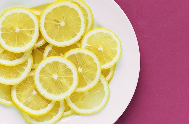 柠檬含有维生素C，可刺激效力